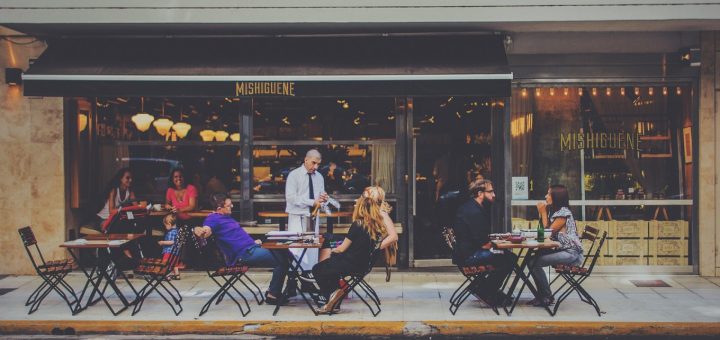 3 avantages des chariots service dans un café