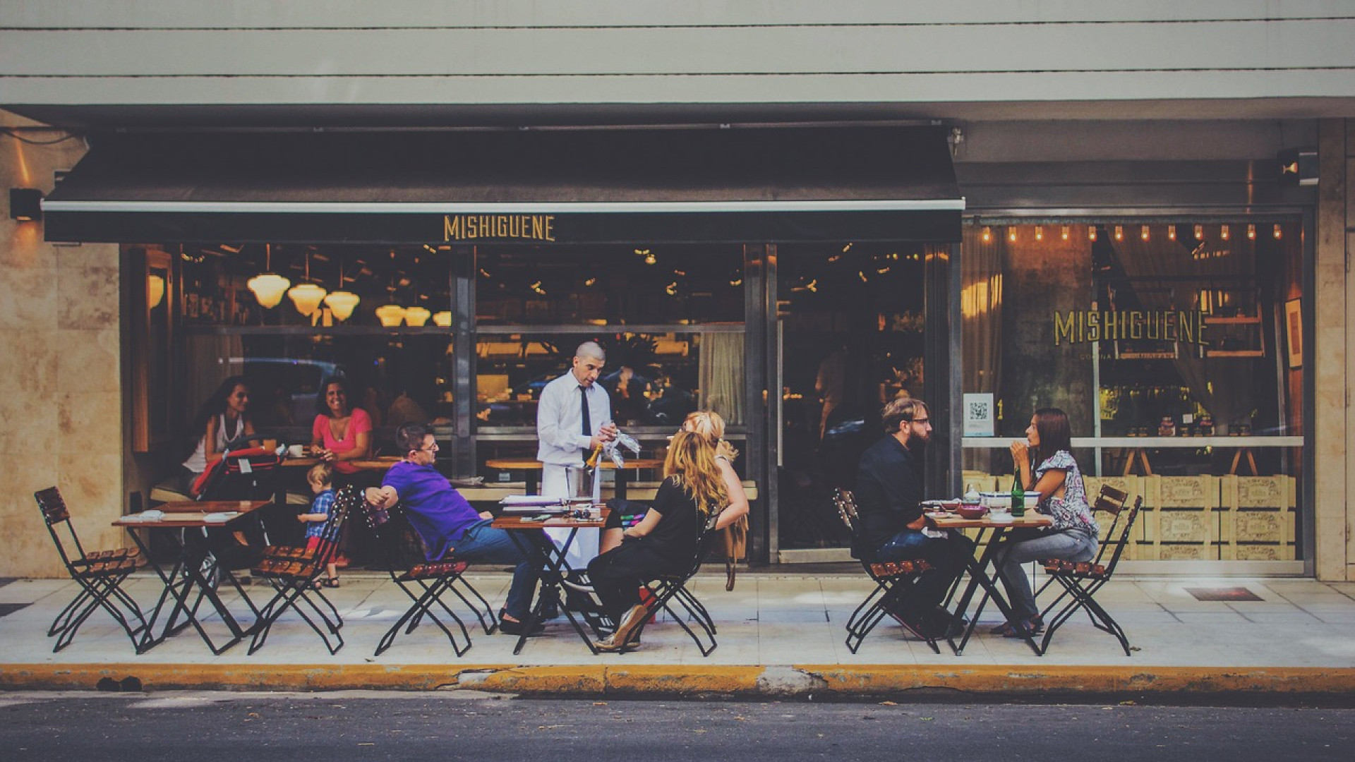 3 avantages des chariots service dans un café